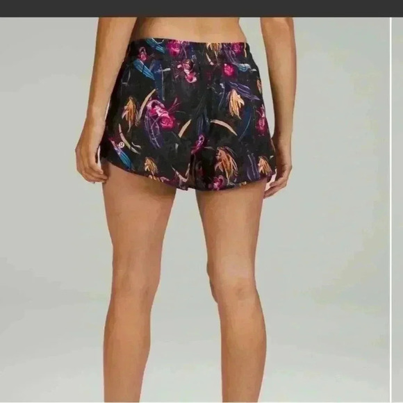 Lululemon Hotty Hot Low-Rise Lined Short 4" Sz 14 - Picture 5 of 10